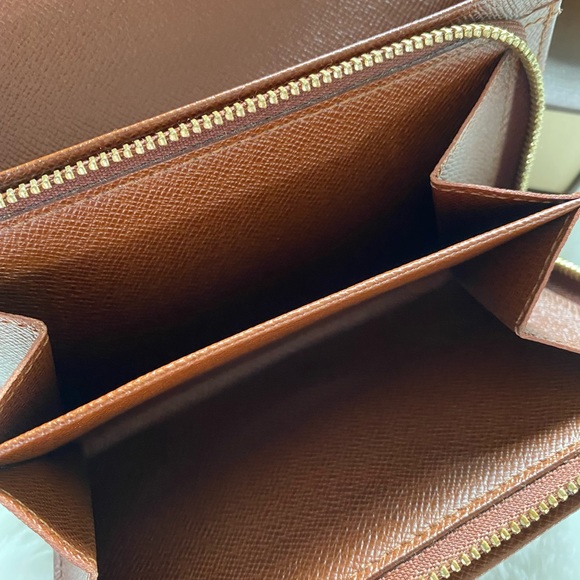 Authentic Louis Vuitton Medium compact wallet - Picture 3 of 12